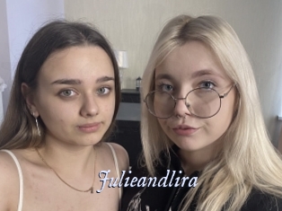 julieandlira 1 chatte mouillée