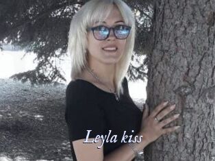 Leyla_kiss 1 chatte mouillée