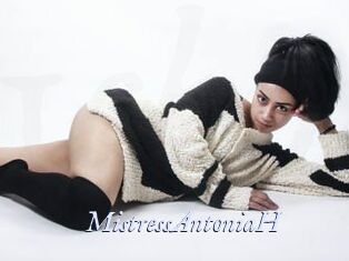 MistressAntoniaH 1 chatte mouillée