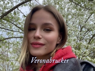 veronabrucker 1 chatte mouillée